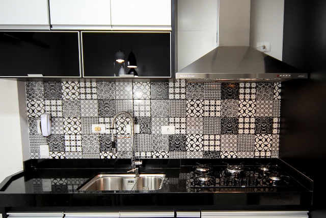 azulejos preto e branco em parede de cozinha | imagem: arquivo pessoal